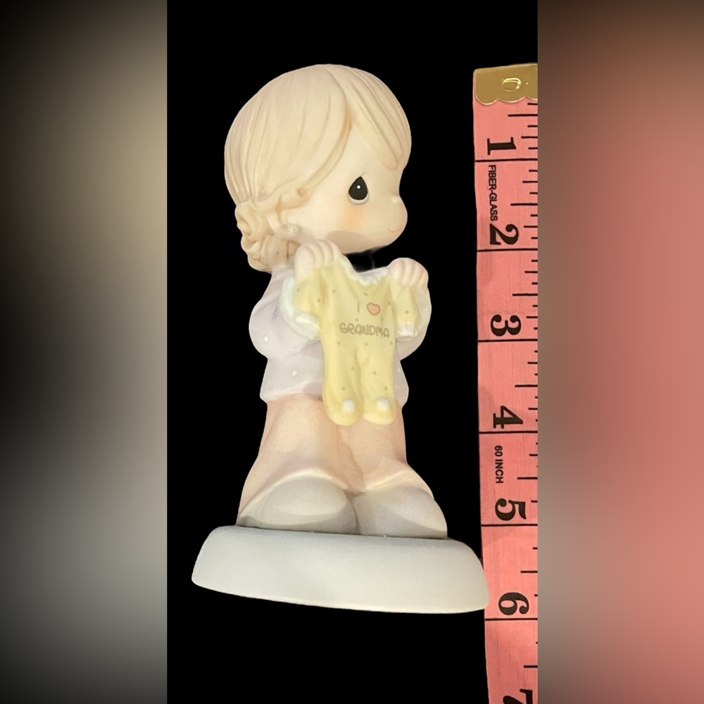 Precious Moments Figurine “A Grandma’s Love Is One Size Fits All” - Picture 6 of 10